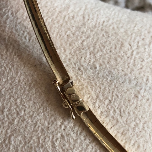 GOLD OMEGA NECKLACE - Picture 4 of 13